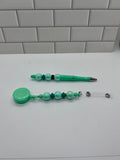 Porte-badge perlé avec stylo perlé assorti - Vert