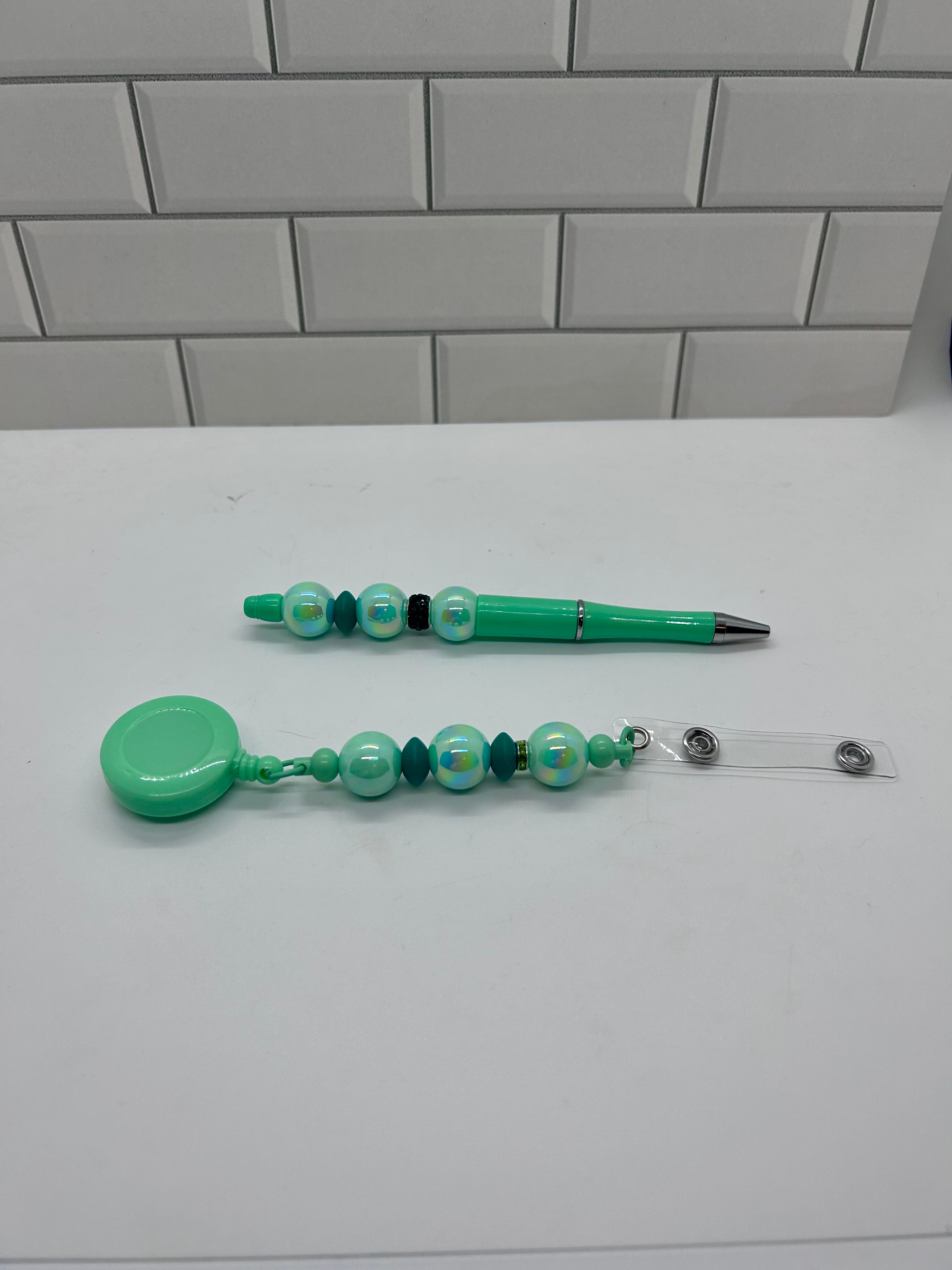 Porte-badge perlé avec stylo perlé assorti - Vert