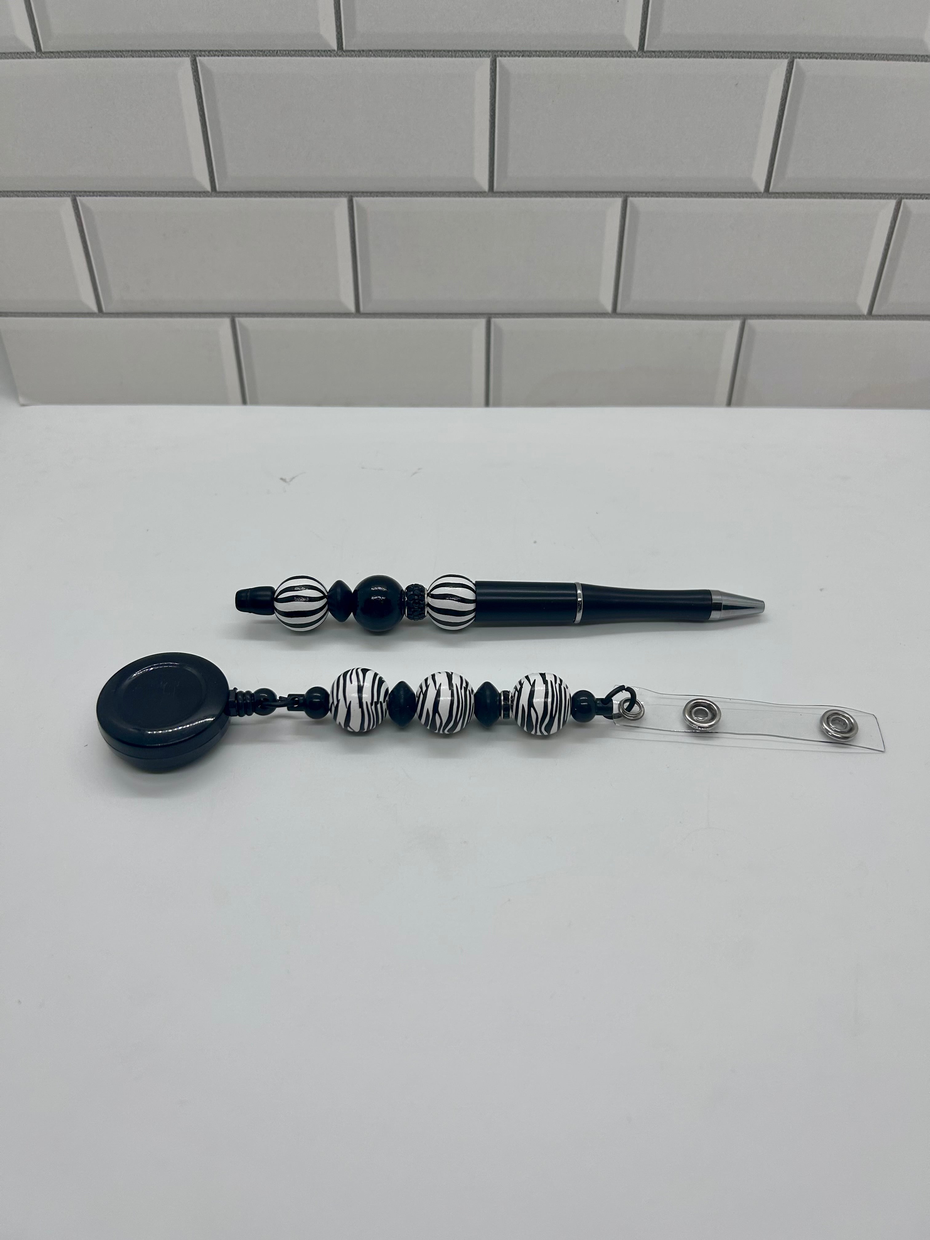 Enrouleur de badge perlé avec stylo perlé assorti - Noir