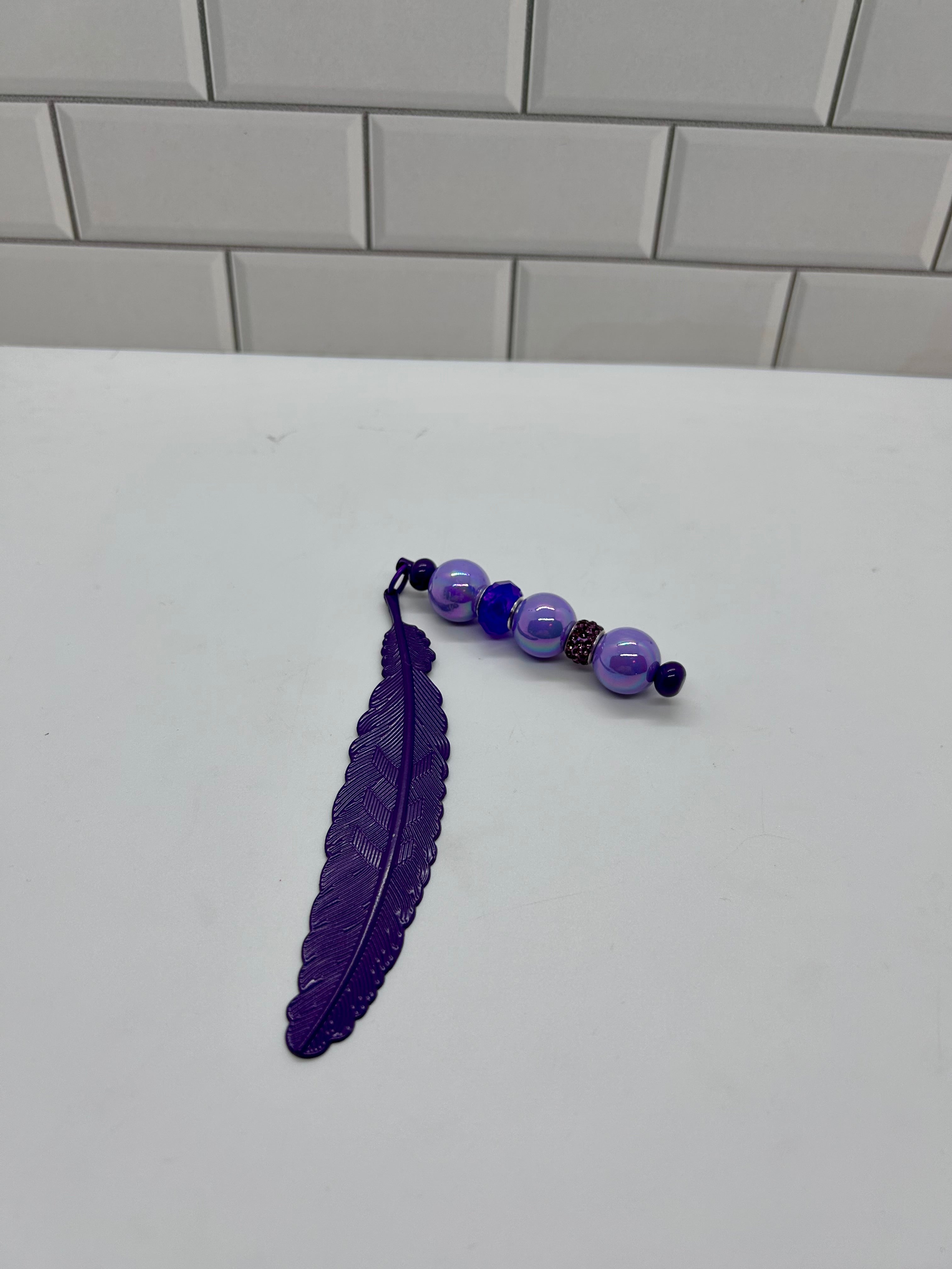 Marque-page en métal avec plume et perles - Violet