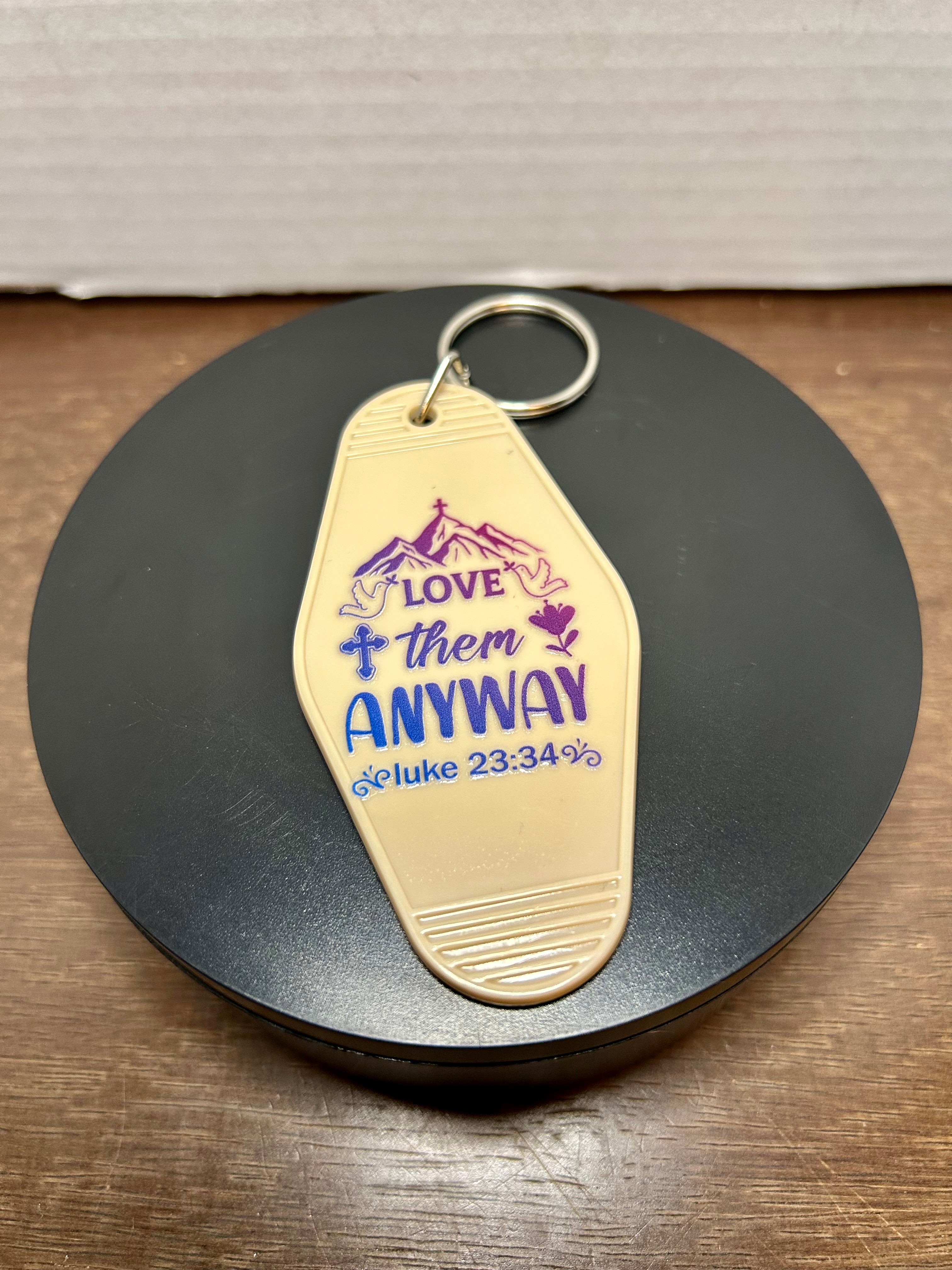 Retro Style Motel Keychain With Design