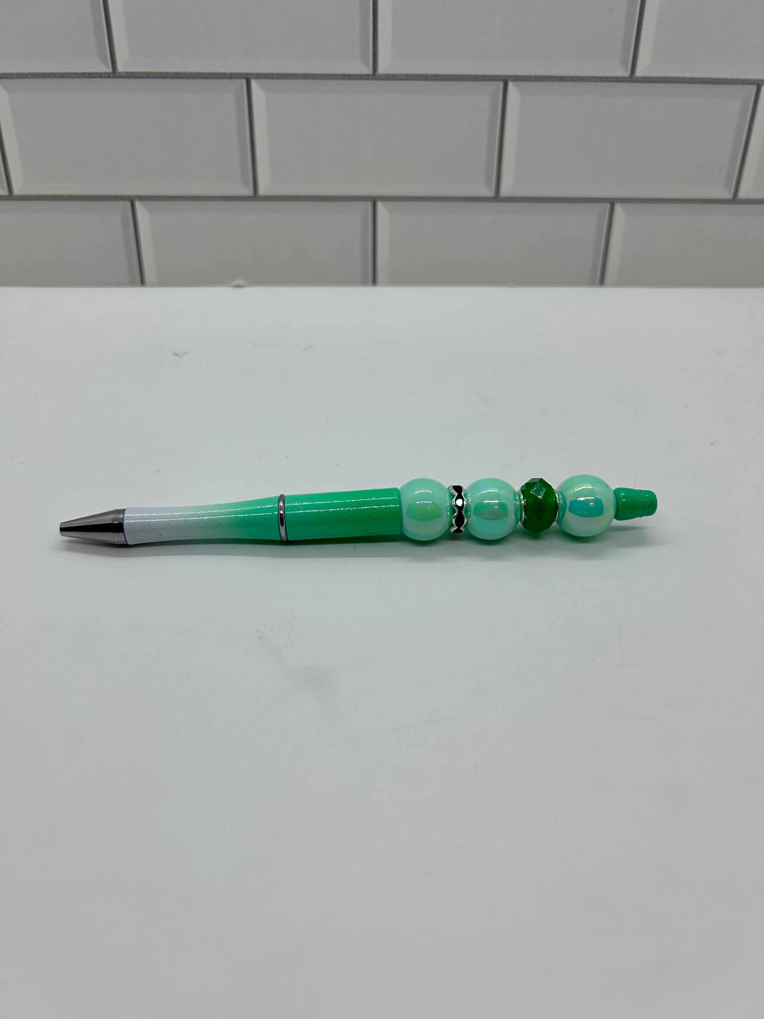 Stylo bille acrylique avec perles dégradées vertes