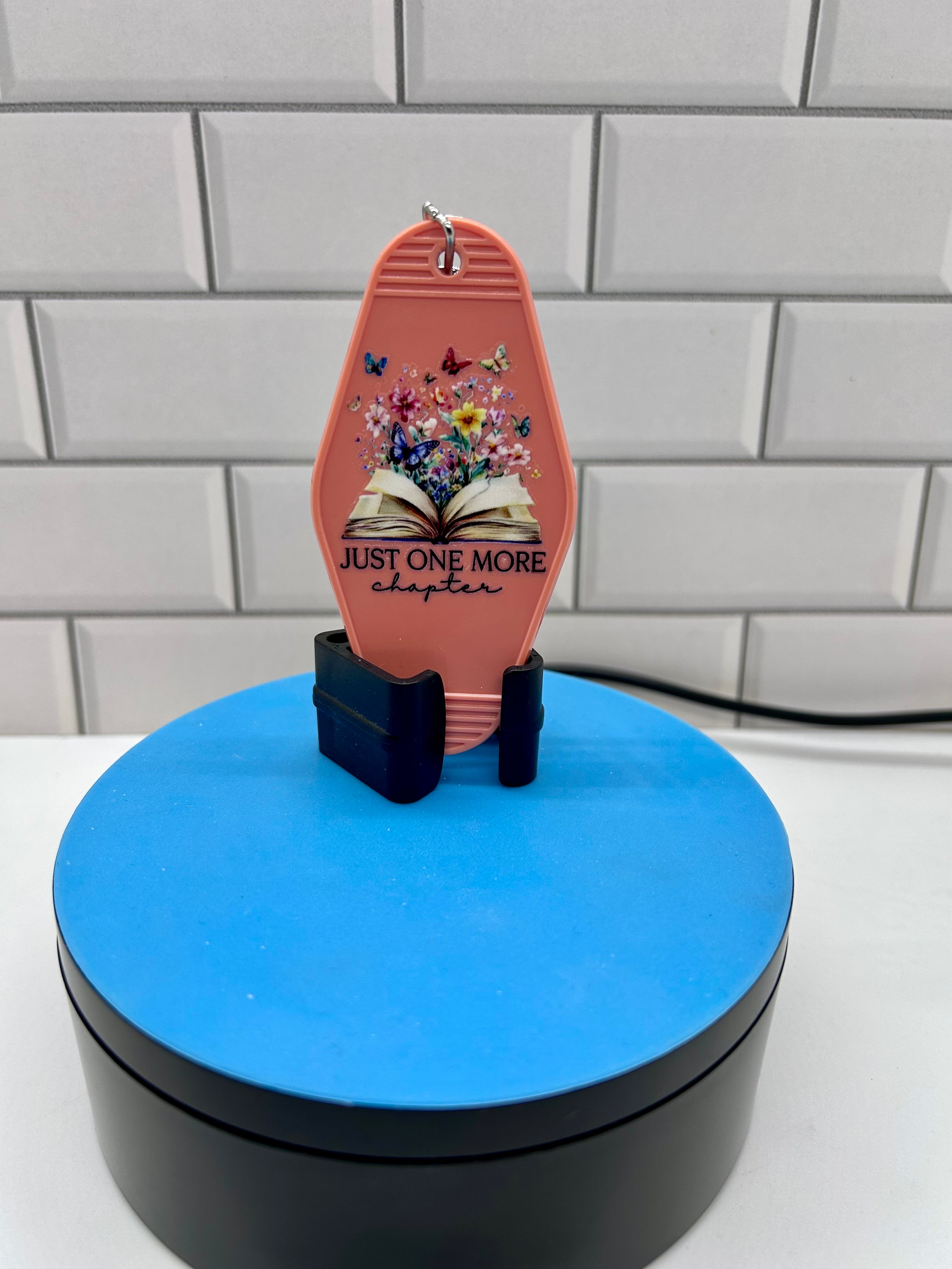 Porte-clés de motel de style rétro sur le thème littéraire – Orangé