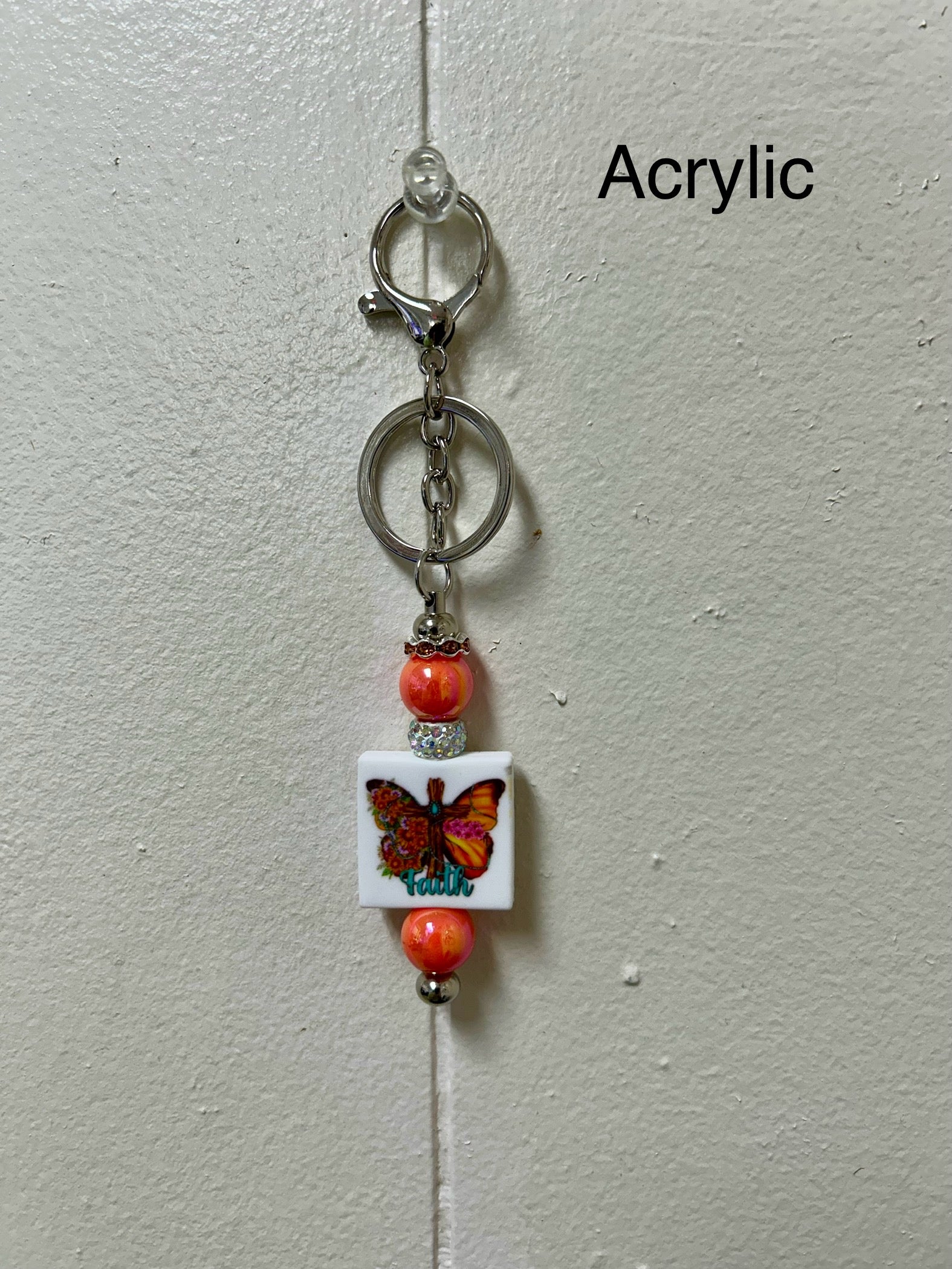 Porte-clés en perles acryliques avec pendentif chrétien