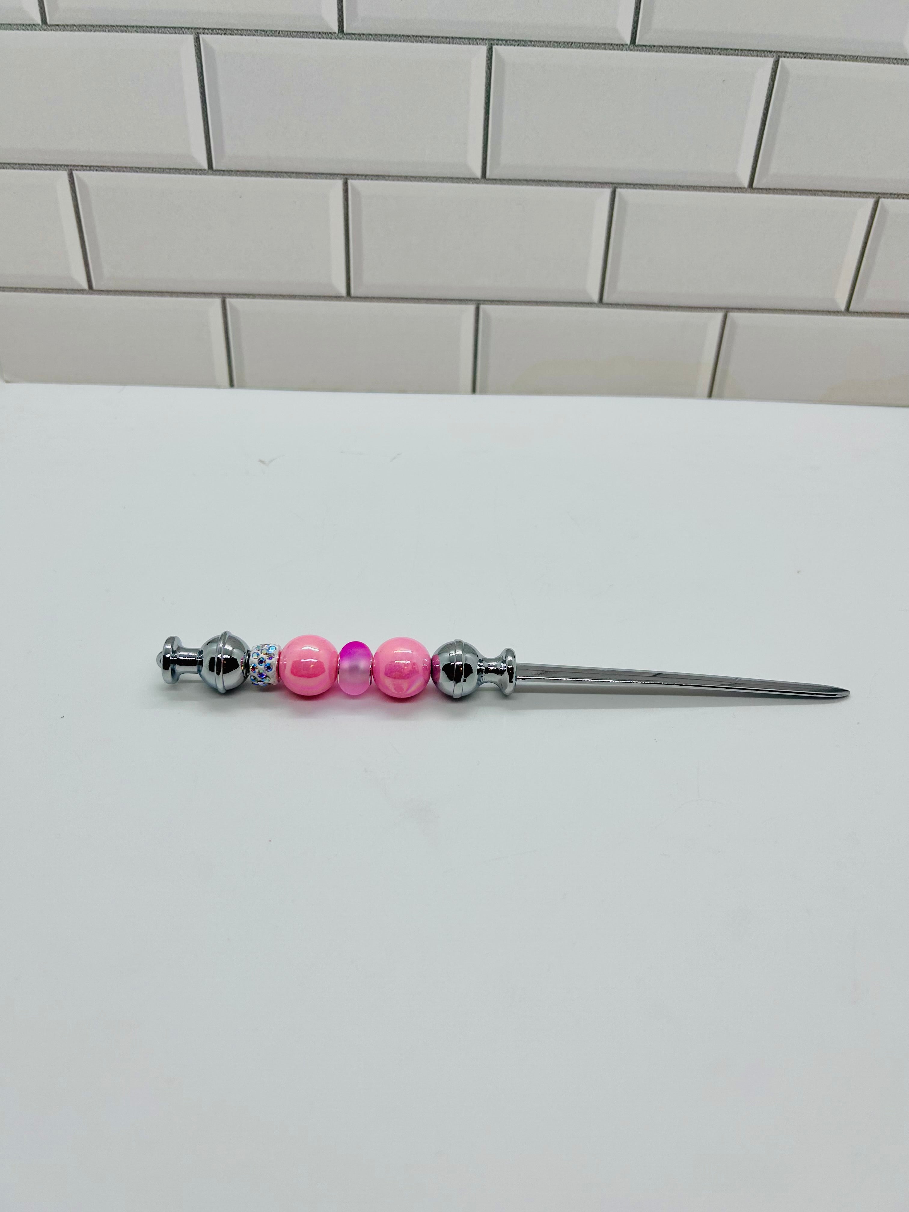 Ouvre-lettre perlé en acrylique rose
