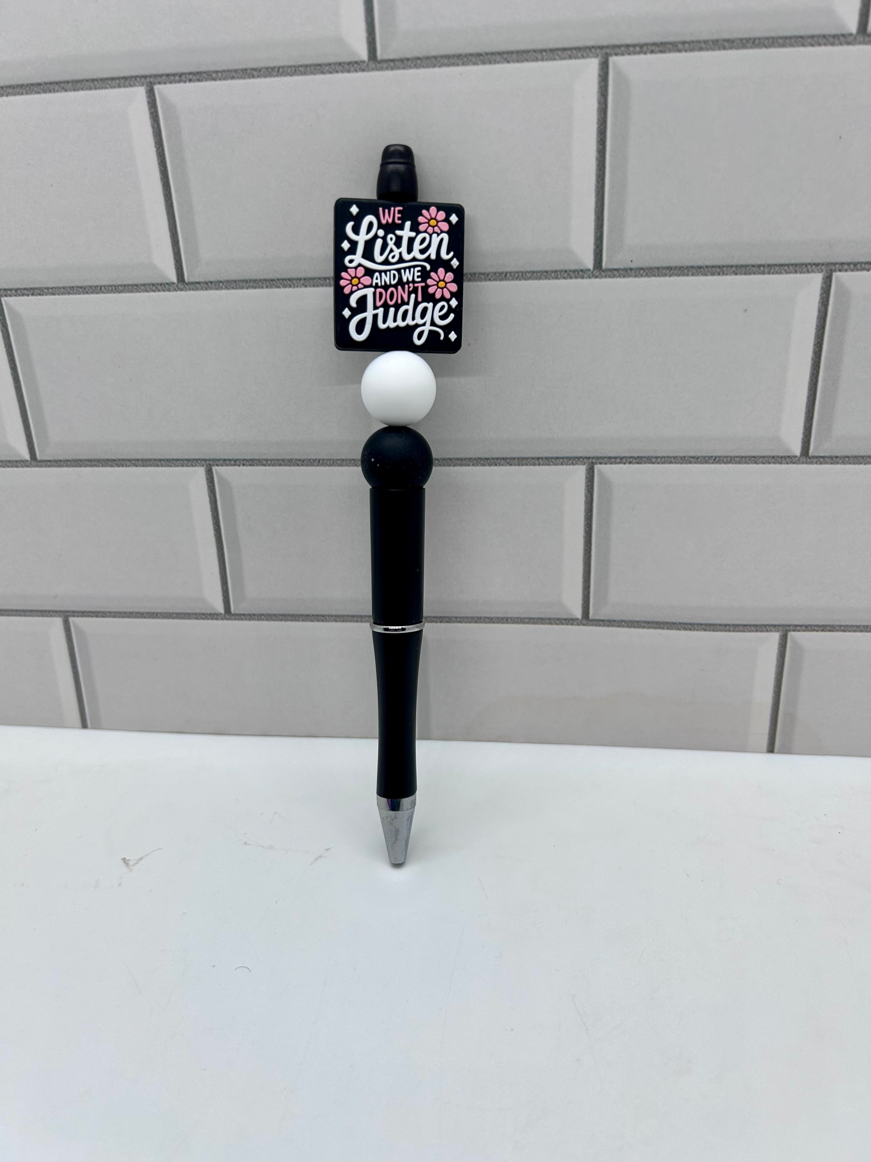 Stylo bille perlé - Silicone noir avec élément central thème « Don’t Judge »