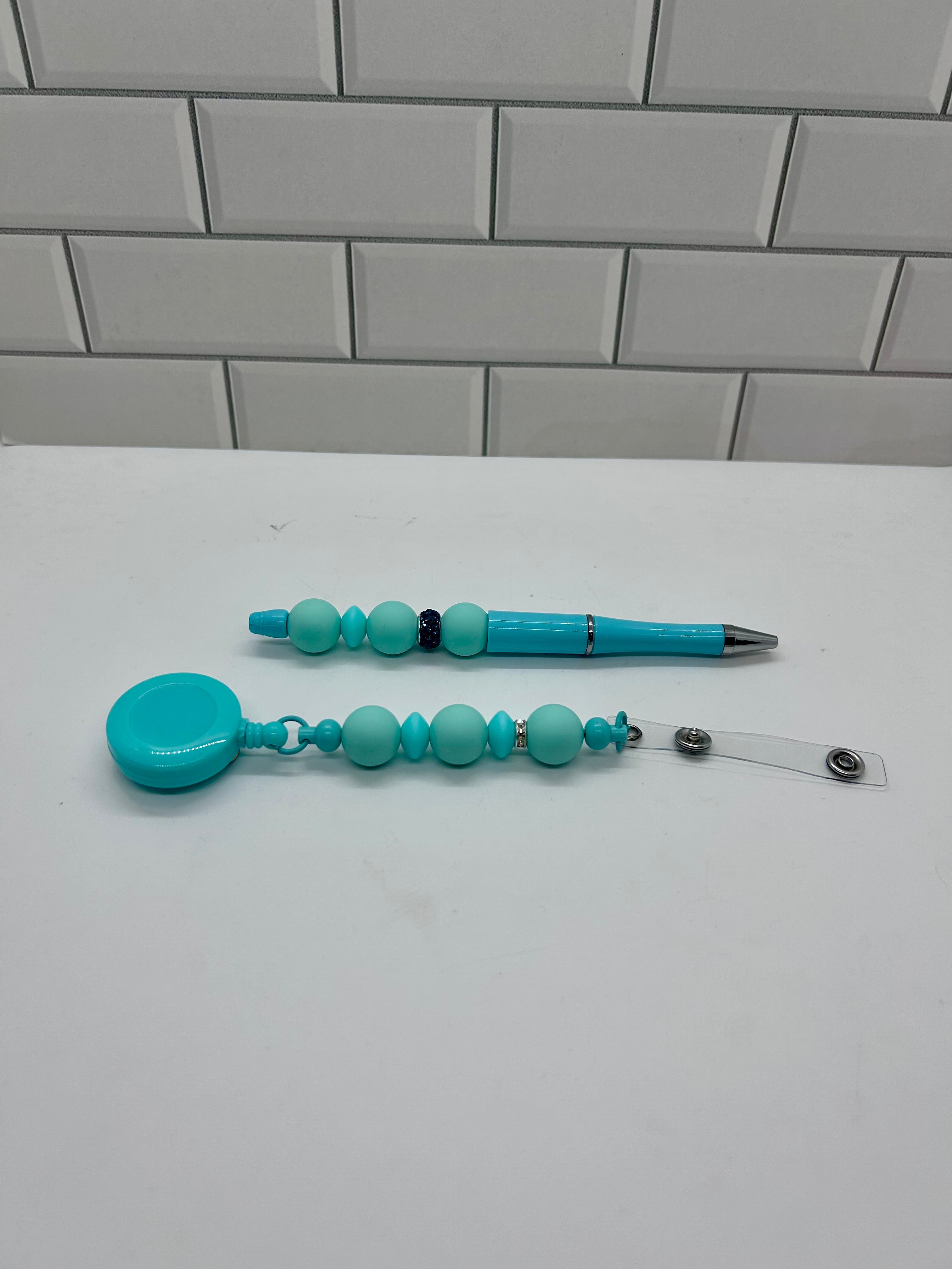 Enrouleur de badge perlé avec stylo perlé assorti - Turquoise