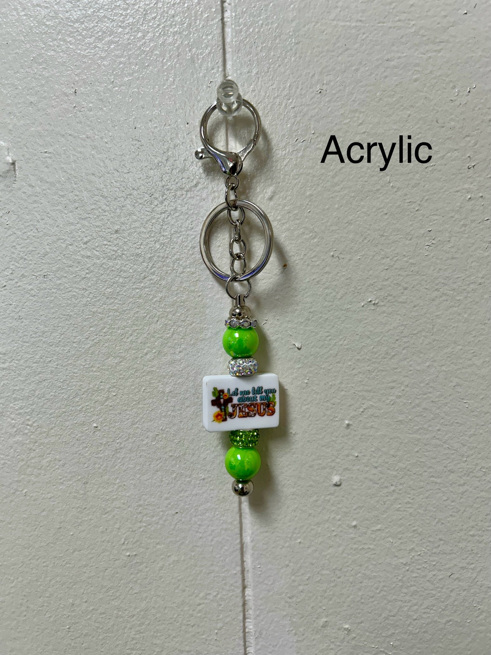 Porte-clés en acrylique avec perles et motif chrétien