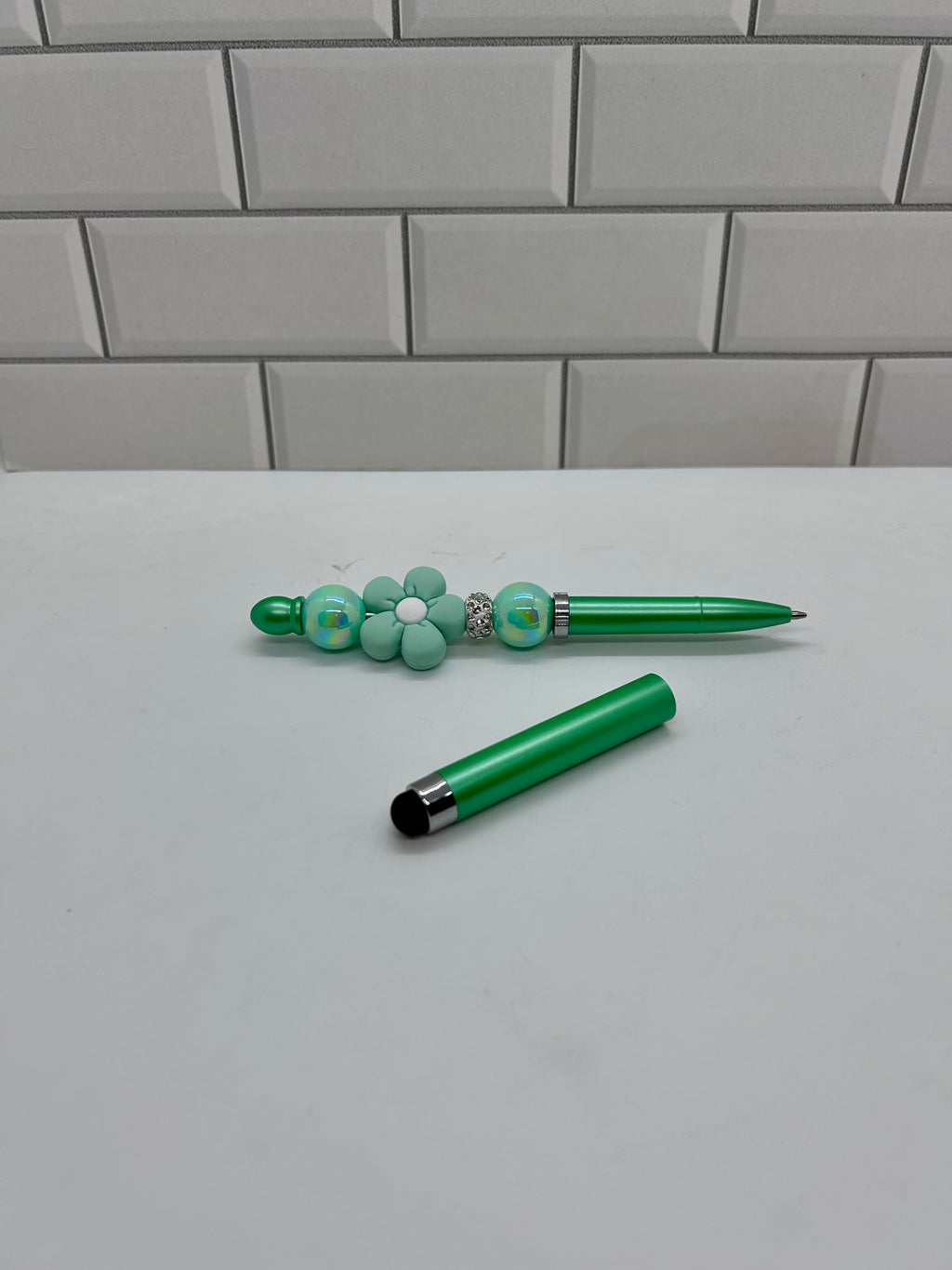 Stylet/Stylo à Perles - Acrylique et Silicone Vert avec Pièce Centrale Florale