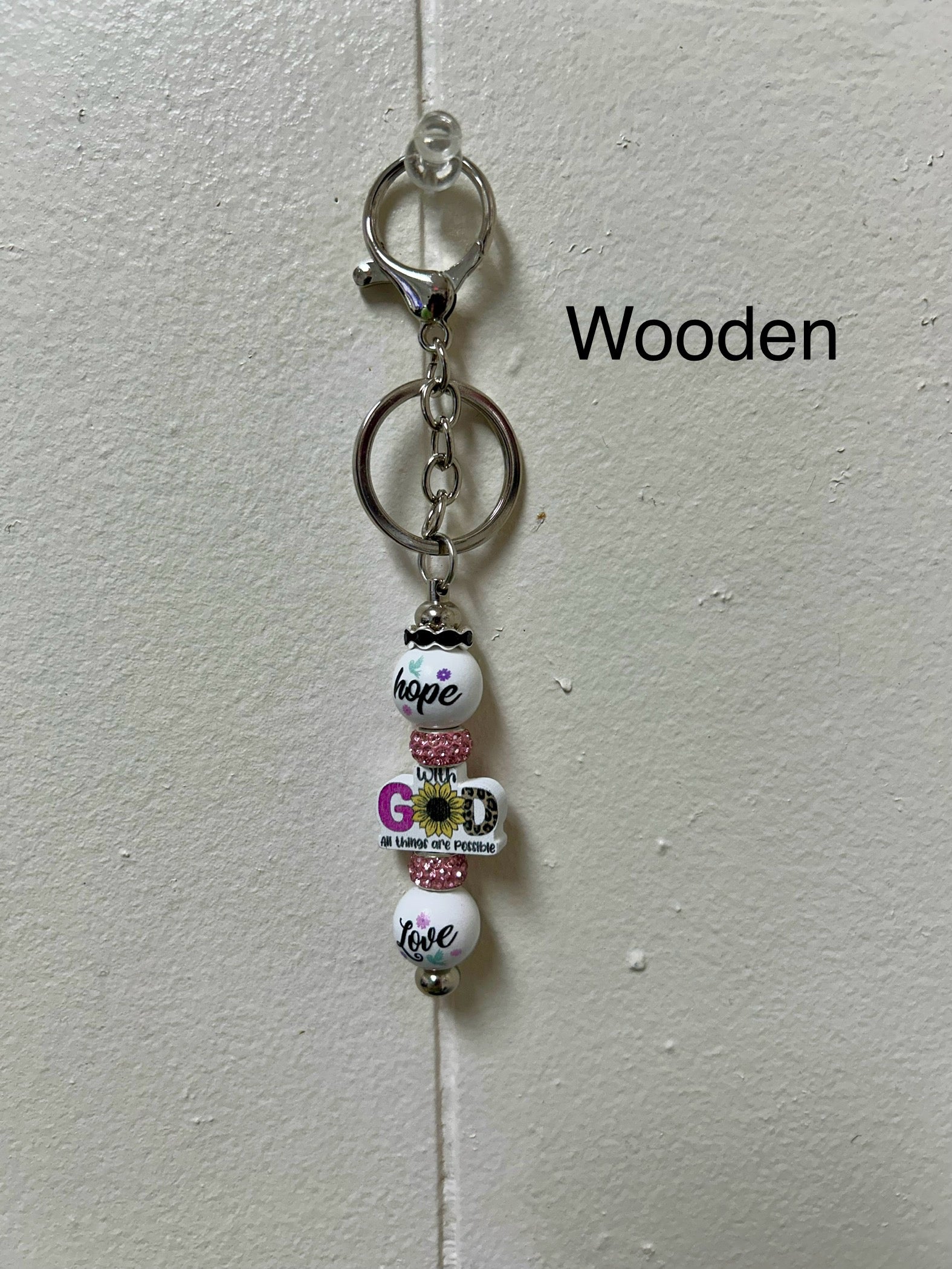 Porte-clés en perles de bois avec focal chrétien