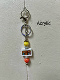 Porte-clés perlé en acrylique avec un élément central chrétien