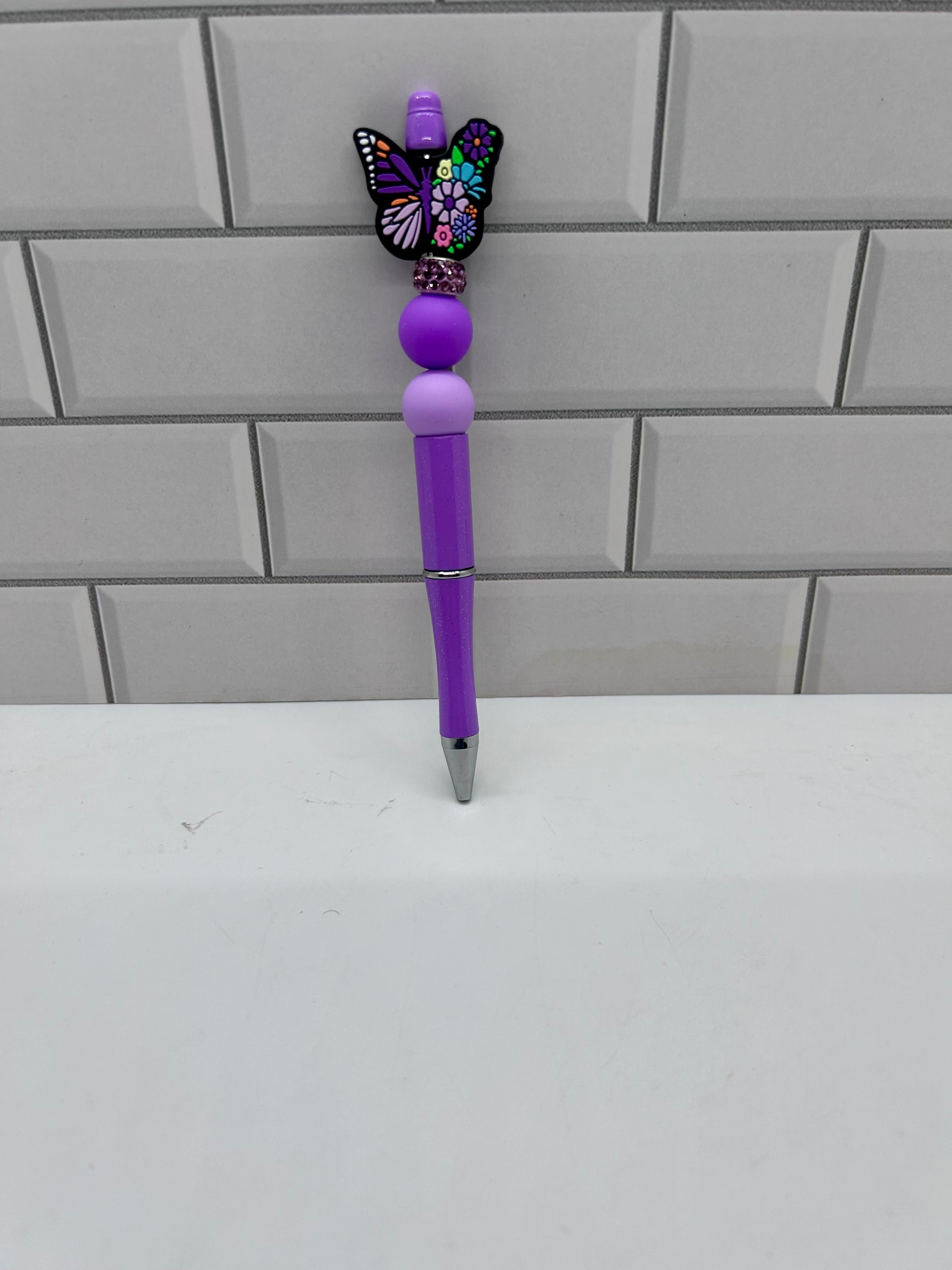 Stylo bille perlé - Silicone violet avec breloque papillon