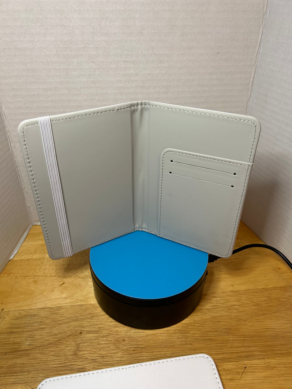 Housse de passeport avec deux porte-cartes, au design élégant