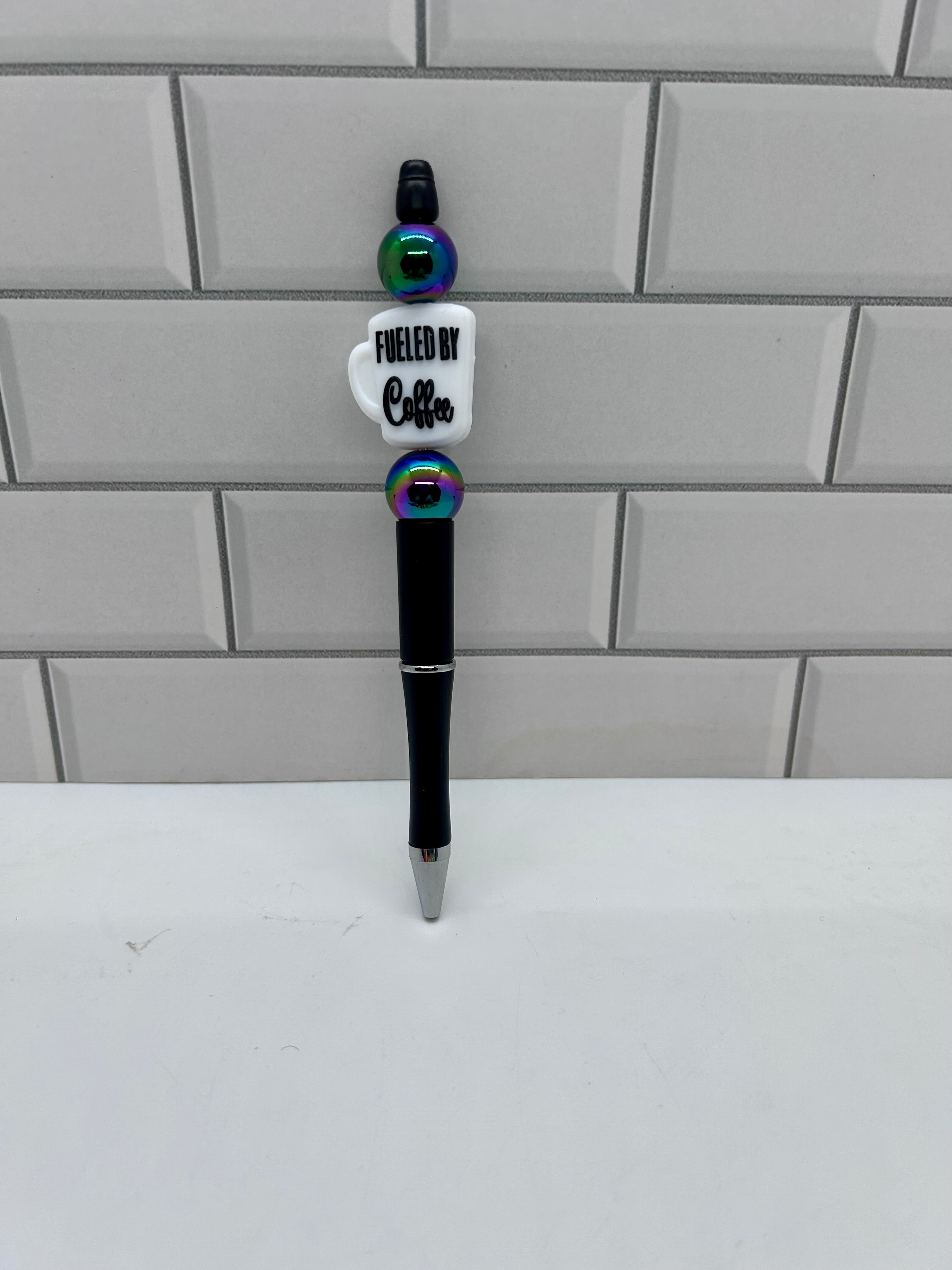 Stylo bille perlé - Acrylique noir avec breloque en silicone café