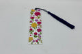 Marque-page en acrylique avec pompon bleu, thème floral