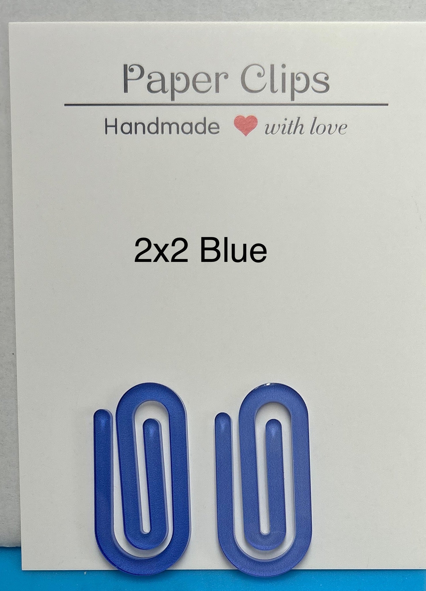 Trombone de petite taille en acrylique de 2 po x 2 po avec un beau motif