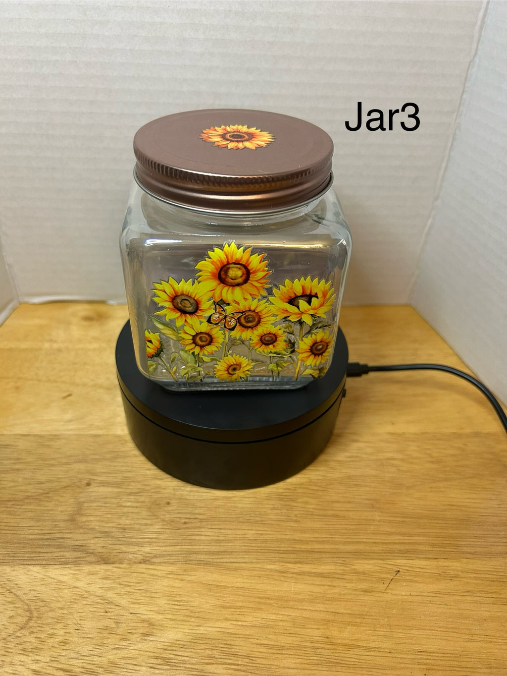 Bocal carré irisé en verre avec couvercle métallique au magnifique design