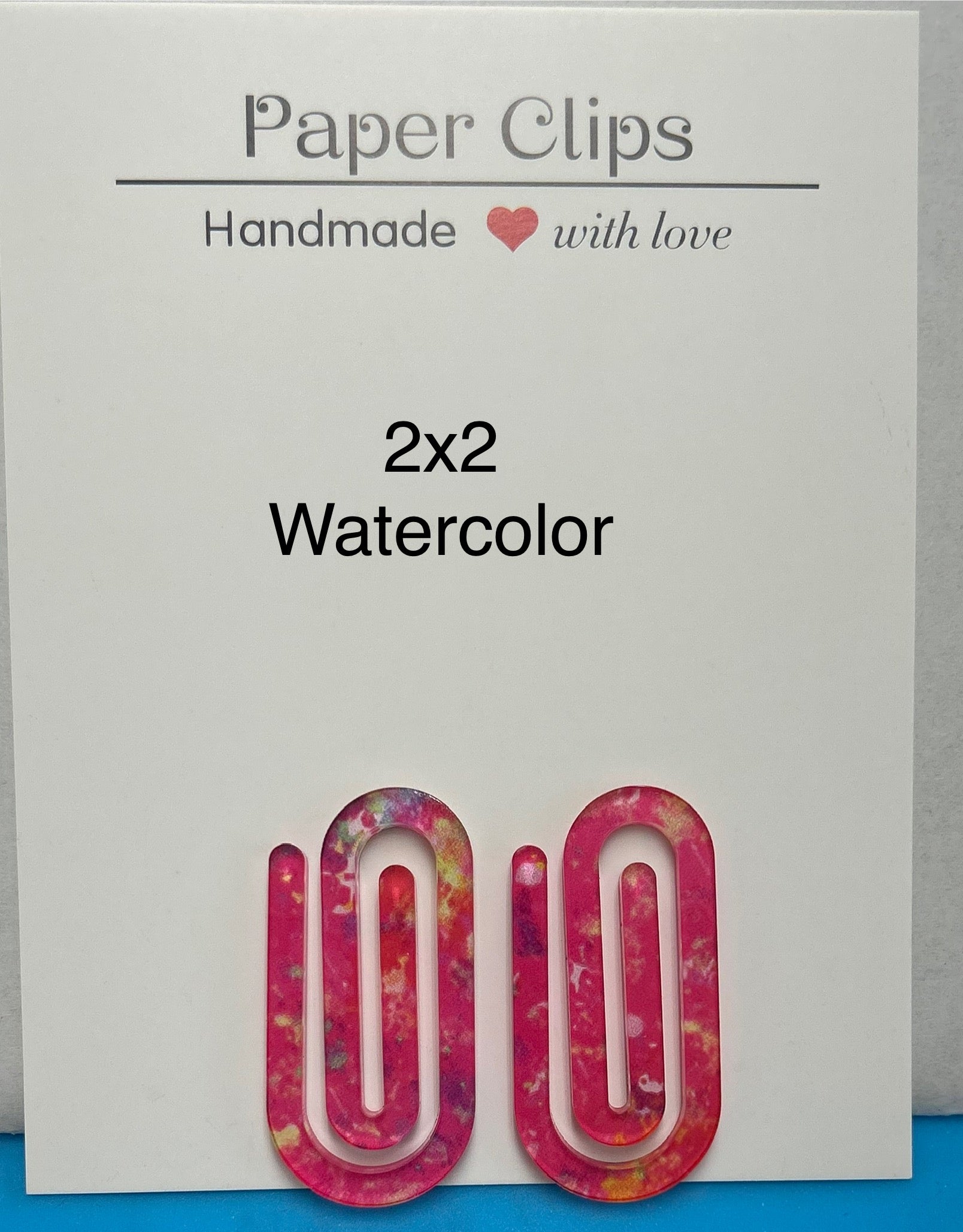Trombone de petite taille en acrylique de 2 po x 2 po avec un beau motif