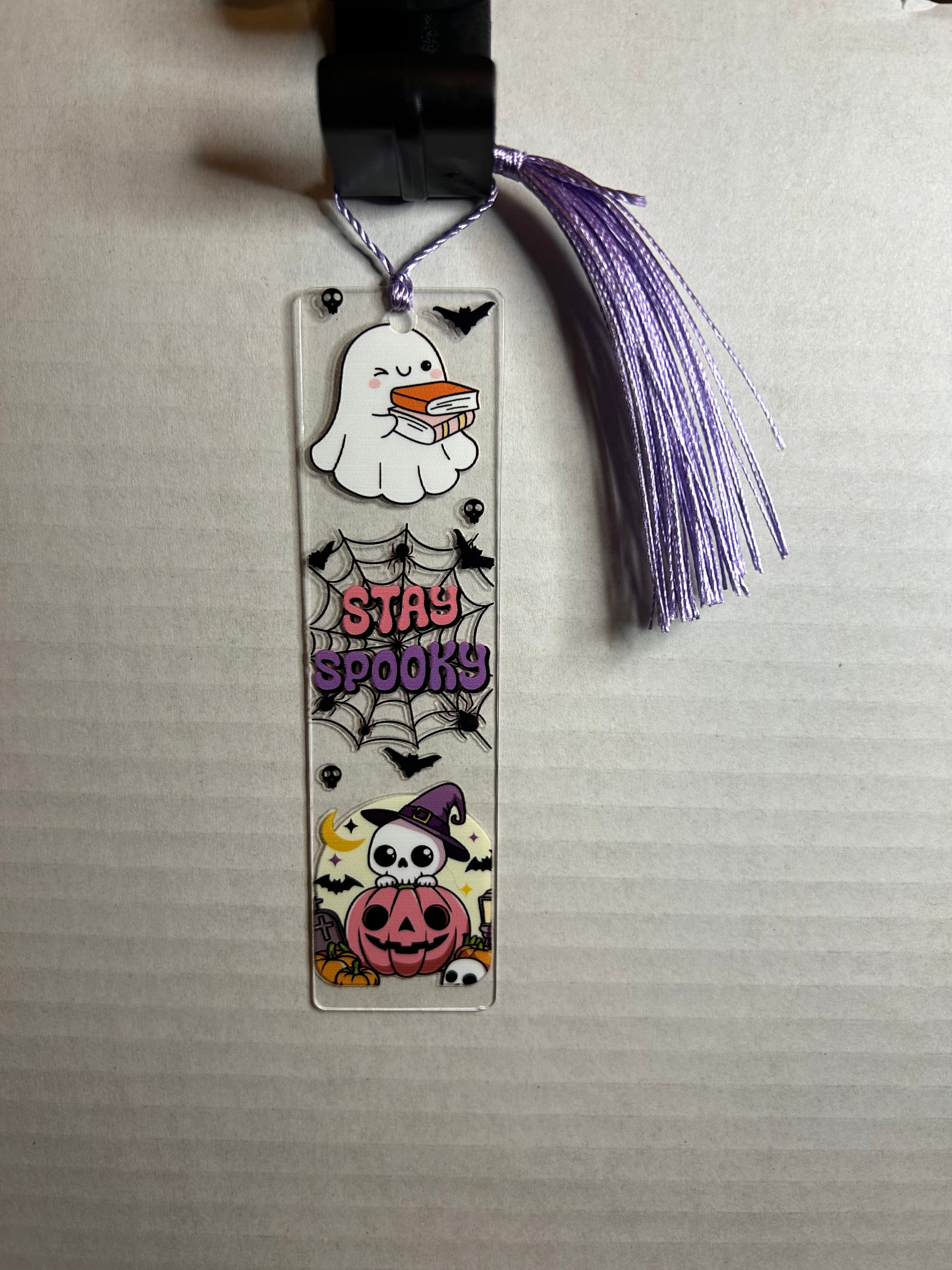 Marque-page en acrylique avec pompon coloré sur le thème d'Halloween