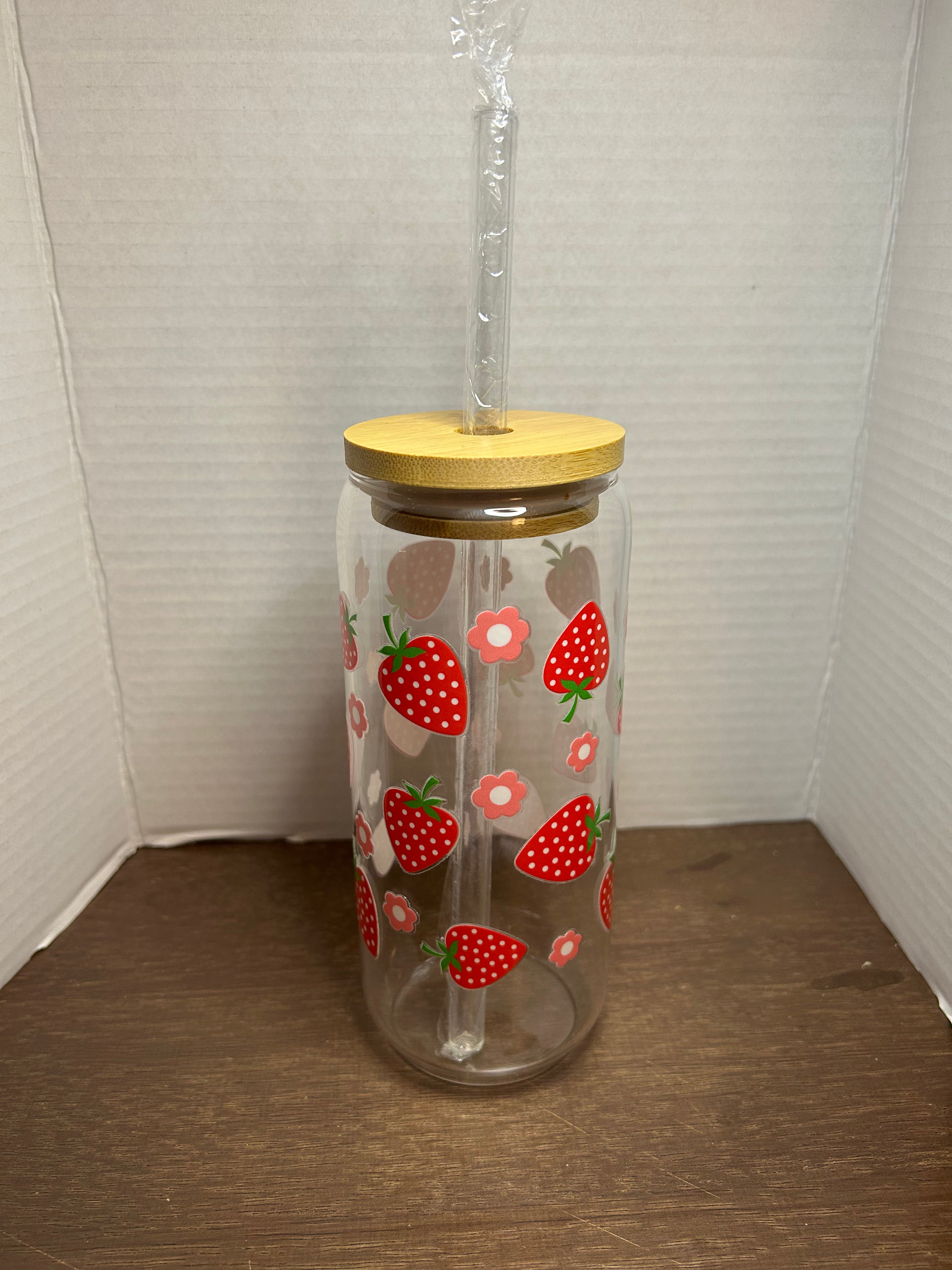 Gobelet en verre de 20 oz avec couvercle en bambou et paille en verre sur le thème de la fraise