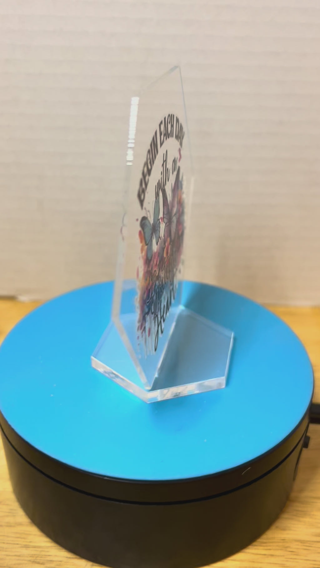 Pancarte hexagonale en acrylique de 4,5 pouces avec un magnifique design