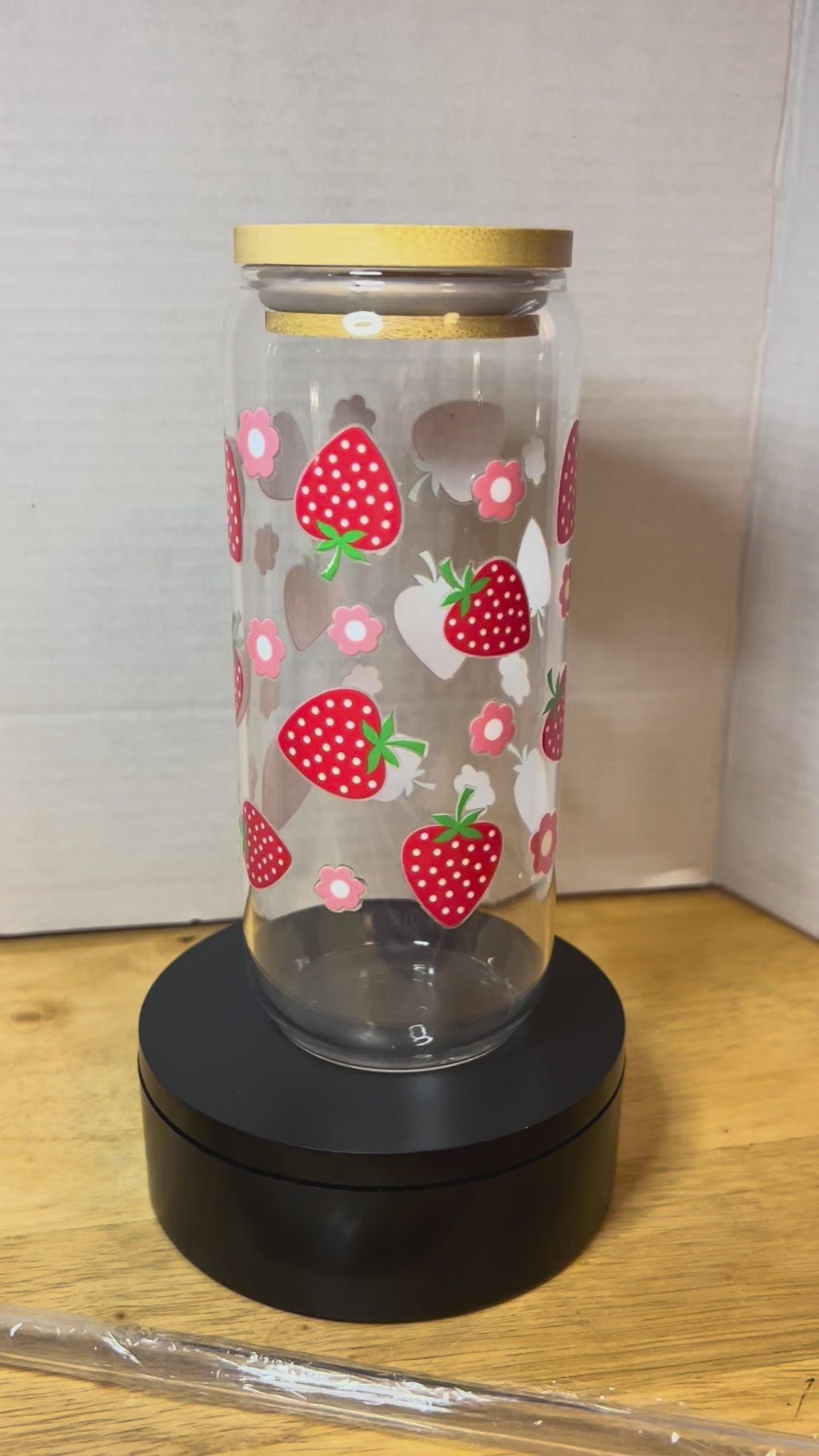 Gobelet en verre de 20 oz avec couvercle en bambou et paille en verre sur le thème de la fraise
